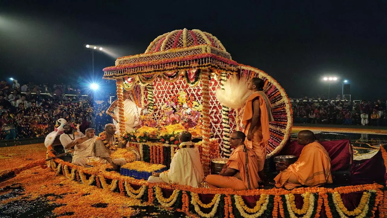 Shriradha Vrindavan Chandra gave darshan to the devotees in the boat-shaped Kunj Mahal