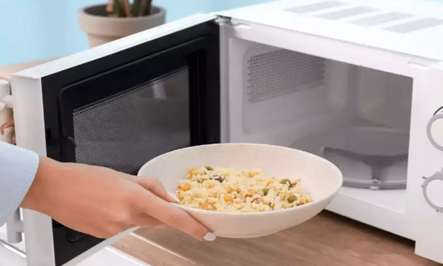 Microwave Use Alert: इस खाने को भूल कर भी माइक्रोवेव में नहीं करें गर्म, जाने इसका कारण