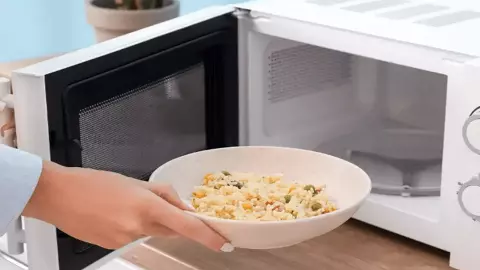 Microwave Use Alert: इस खाने को भूल कर भी माइक्रोवेव में नहीं करें गर्म, जाने इसका कारण Microwave Use Alert: इस खाने को भूल कर भी माइक्रोवेव में नहीं करें गर्म, जाने इसका कारण