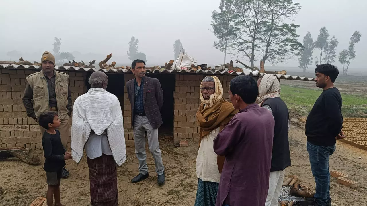 Barabanki News: अवैध संबंध के शक में पति ने पत्नी को फावड़े से काटकर उतारा मौत के घाट 2 1628810 67