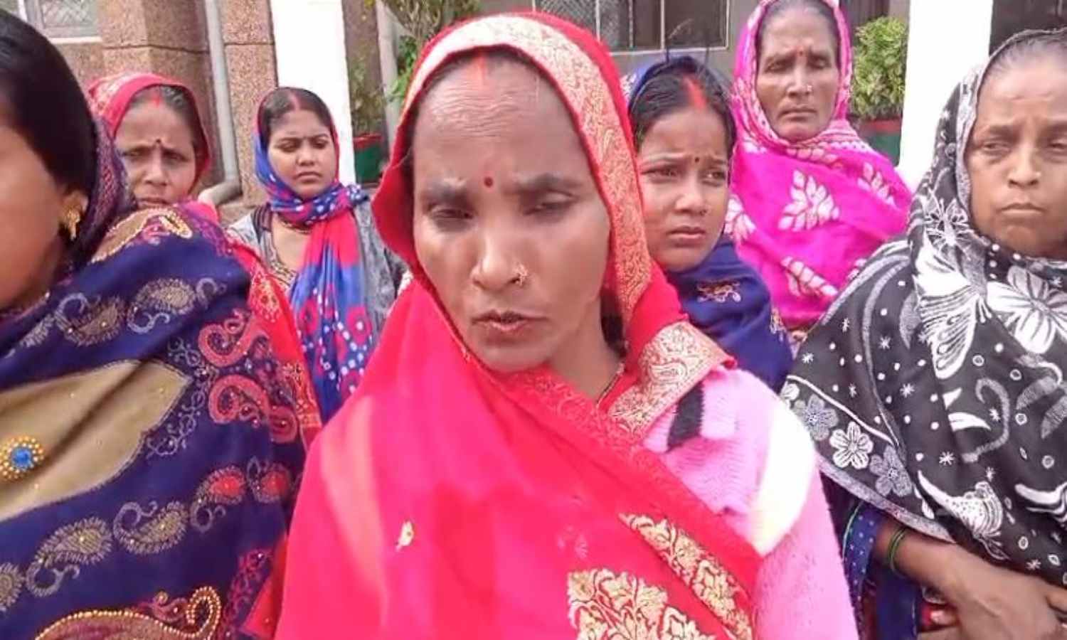 शराब की दुकान बंद कराने को लेकर महिलाओं ने किया DM कार्यालय का घेराव