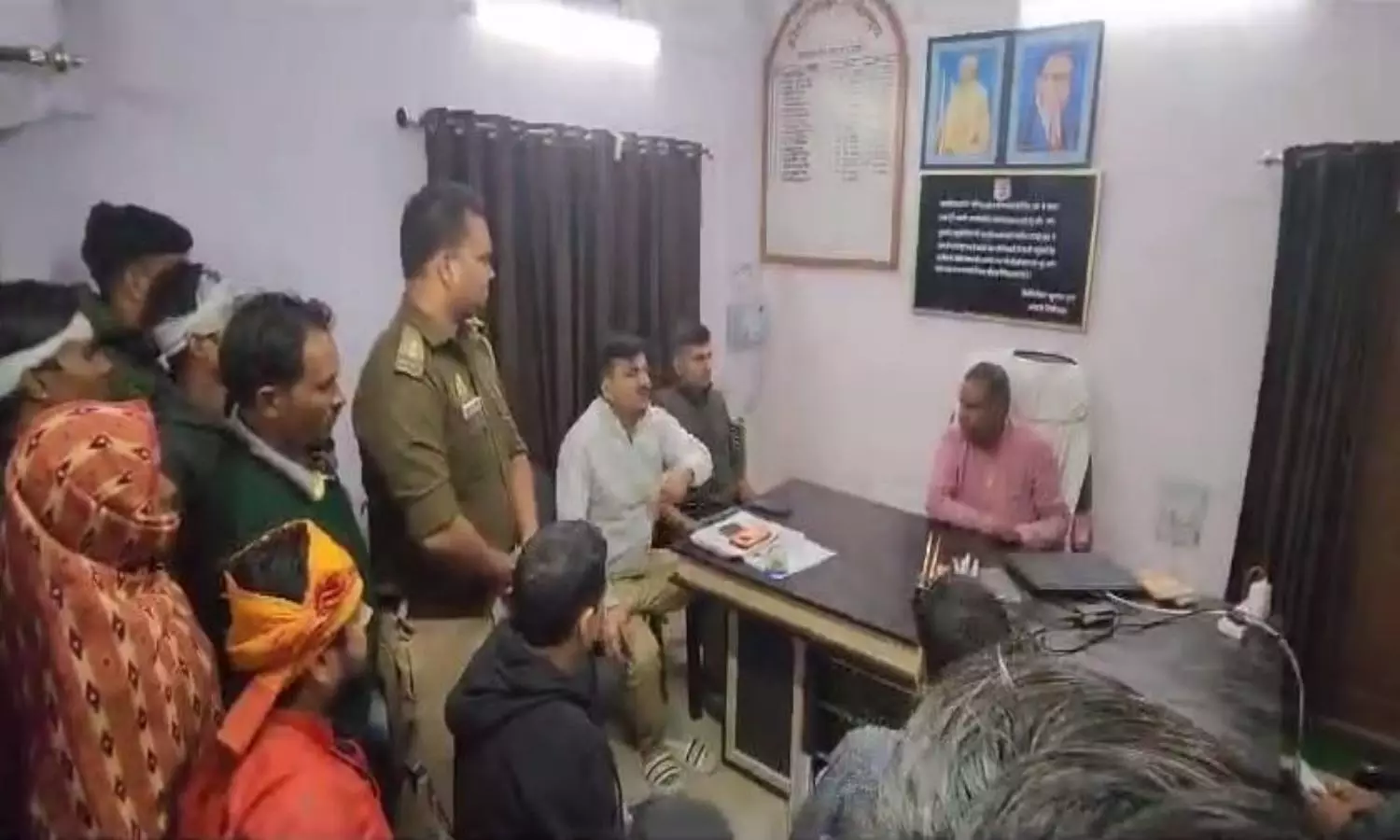 Bahraich News : थानेदार की कुर्सी पर बैठकर विधायक नें दबंग अंदाज में पुलिस अफसरों को दी धमकी, वीडियो वायरल 1 थानेदार की कुर्सी पर बैठे विधायक, दबंग अंदाज में पुलिस अफसरों की लगाई क्लास, वीडियो वायरल | BahraichNews| Newstrack | Bahraich News: थानेदार की कुर्सी पर बैठे ...