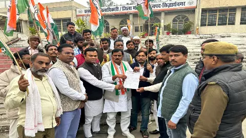 Congressmen demonstrated over the shortage and price increase of DAP fertilizer, District President said, farmers are upset due to the wrong policies of the government