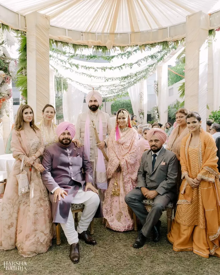 Navjot Singh Sidhu Son Marriage news : कांग्रेस नेता नवजोत सिंह सिद्धू के बेटे करन ने गुरुद्वारे में रचाई शादी, गुलाबी लहंगे में दुल्हनिया ने गिराई बिजली 2 1635130