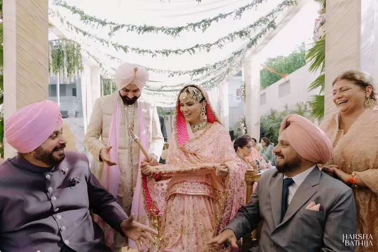 Navjot Singh Sidhu Son Marriage news : कांग्रेस नेता नवजोत सिंह सिद्धू के बेटे करन ने गुरुद्वारे में रचाई शादी, गुलाबी लहंगे में दुल्हनिया ने गिराई बिजली 1 1635132