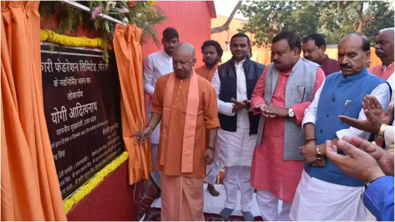 CM Yogi in Gorakhpur: नाम लिये बिना योगी का सपा पर तंज, बोले- यूपी में शरारत के तहत कमजोर किया गया था सहकारिता को
