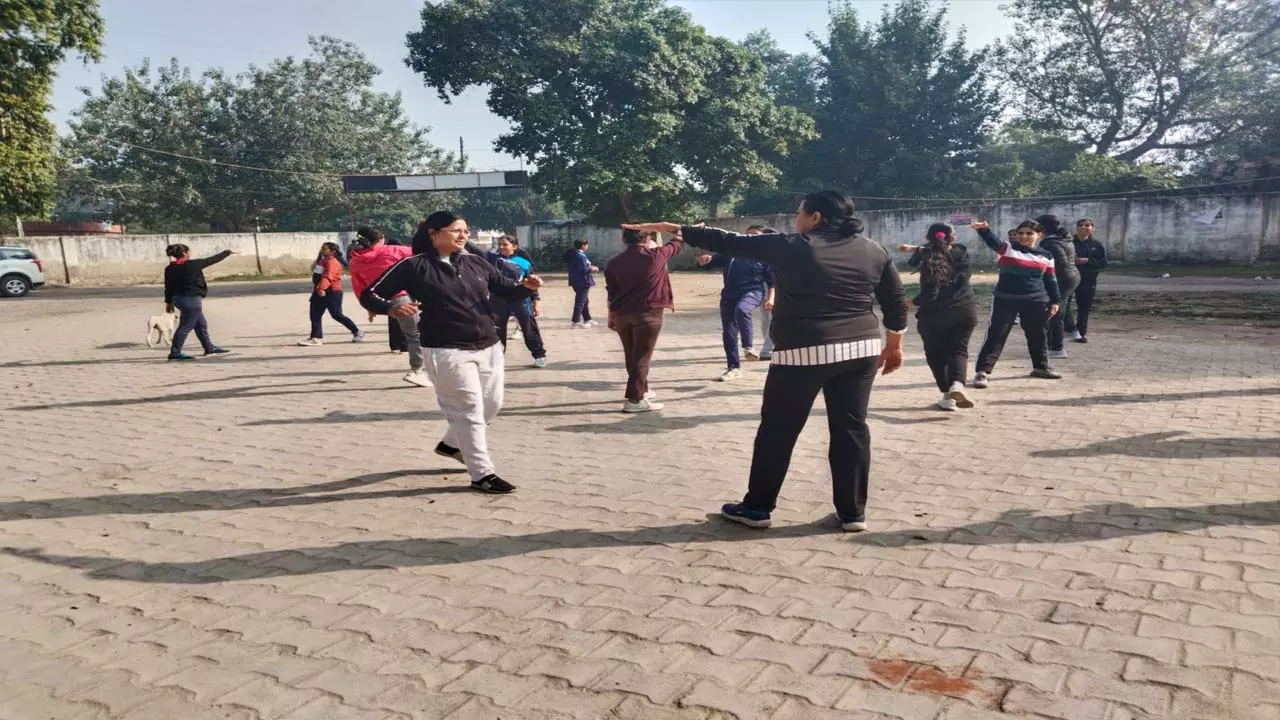 Women policemen are taking martial arts training to teach a lesson to miscreants, training will be given for 2 months