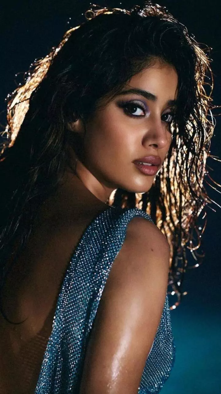 जाह्नवी कपूर की इतनी HOT तस्वीरें नहीं देखी होंगी, पानी में भिगते दिखाया हुस्न