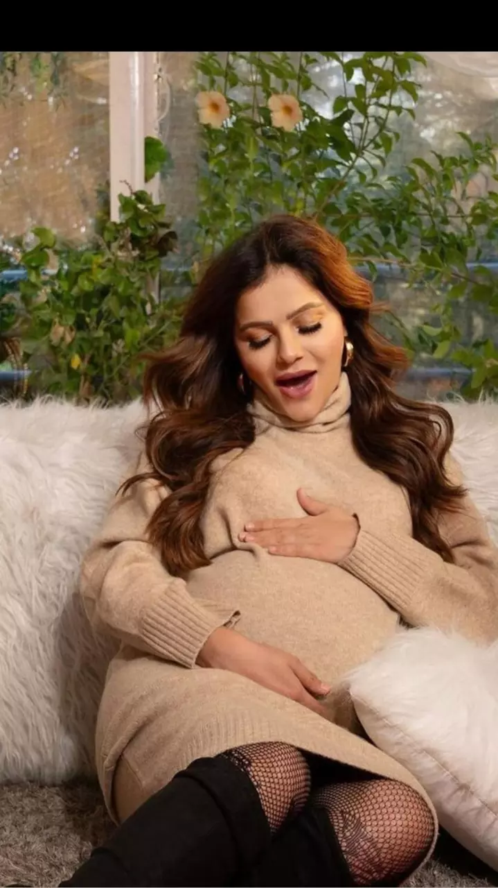 अब फ्लोरल सूट में रुबीना दिलैक ने फ्लॉन्ट किया बेबी बंप, दिखीं हसीन