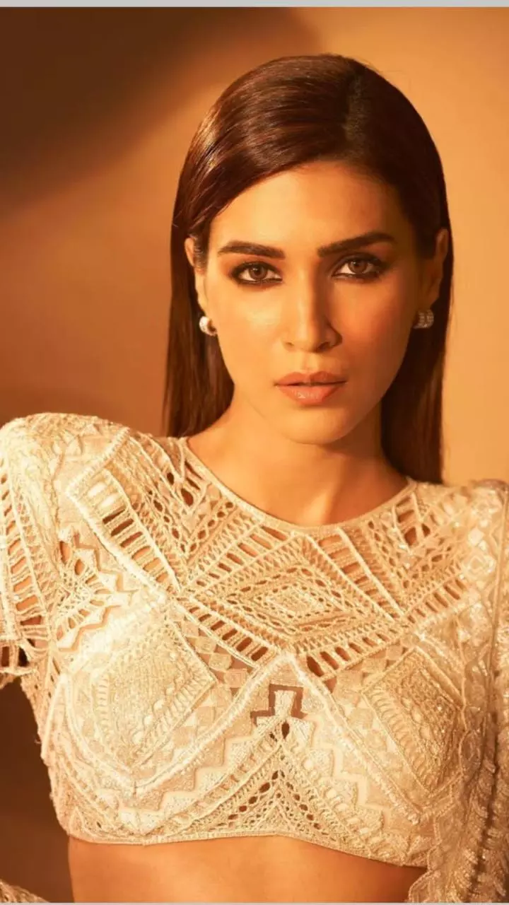 गोल्डन गर्ल बनीं कृति सेनन, बोल्ड अंदाज से उड़ाए सबके होश