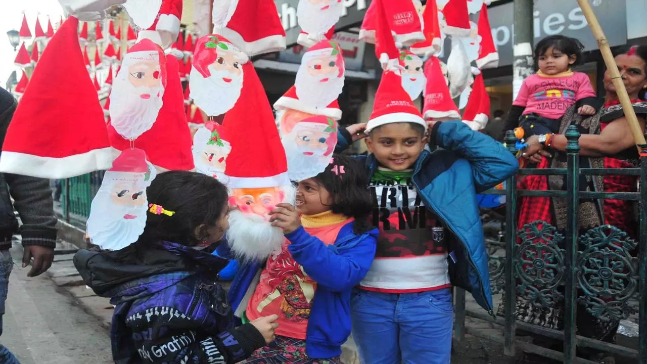 Christmas 2024: Christmas fever hits Lucknow, people are shopping