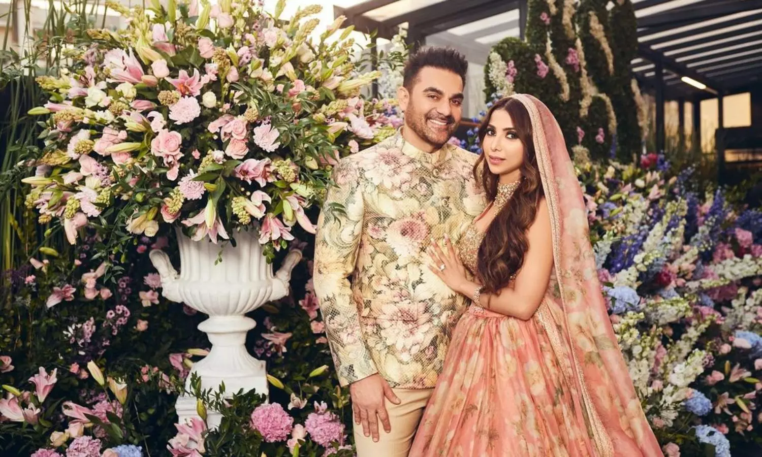 अरबाज-शौरा की शादी की इनसाइड तस्वीरें हुई वायरल, एक-दूजे की आंखों में डूबा कपल