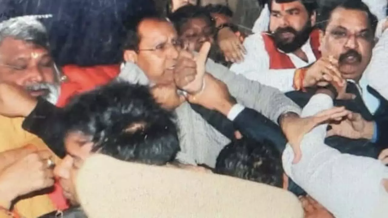 There was fierce kicking and punching among the councilors in the Meerut Municipal Corporation Board meeting, police took the councilors into custody