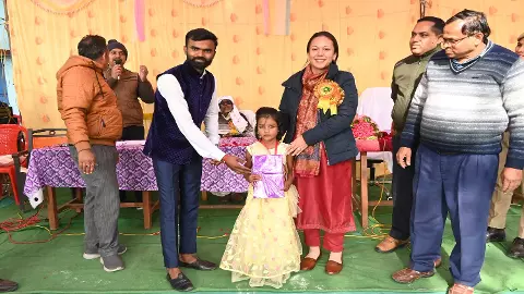 Chitrakoot News: एसपी ने स्कूली बच्चों को प्रोत्साहित कर किया पुरस्कृत, विद्यार्थियों के चेहरे खिल उठे