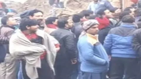 Fierce conflict between two parties over building the wall of the temple under construction, half a dozen injured Fierce conflict between two parties over building the wall of the temple under construction, half a dozen injured