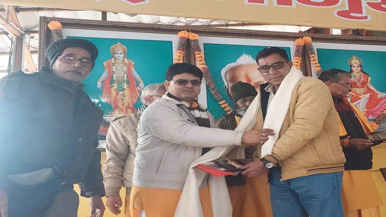 Journalists and 151 Gayatri family members were honored in Jhansi, Lakhan Lal Mishra said - Honor is given to the good deeds of a person