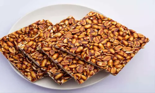How to make Chikki: सर्दियों में इस तरह से घर पर बनाएं गुड़ और मूंगफली वाली चिक्की