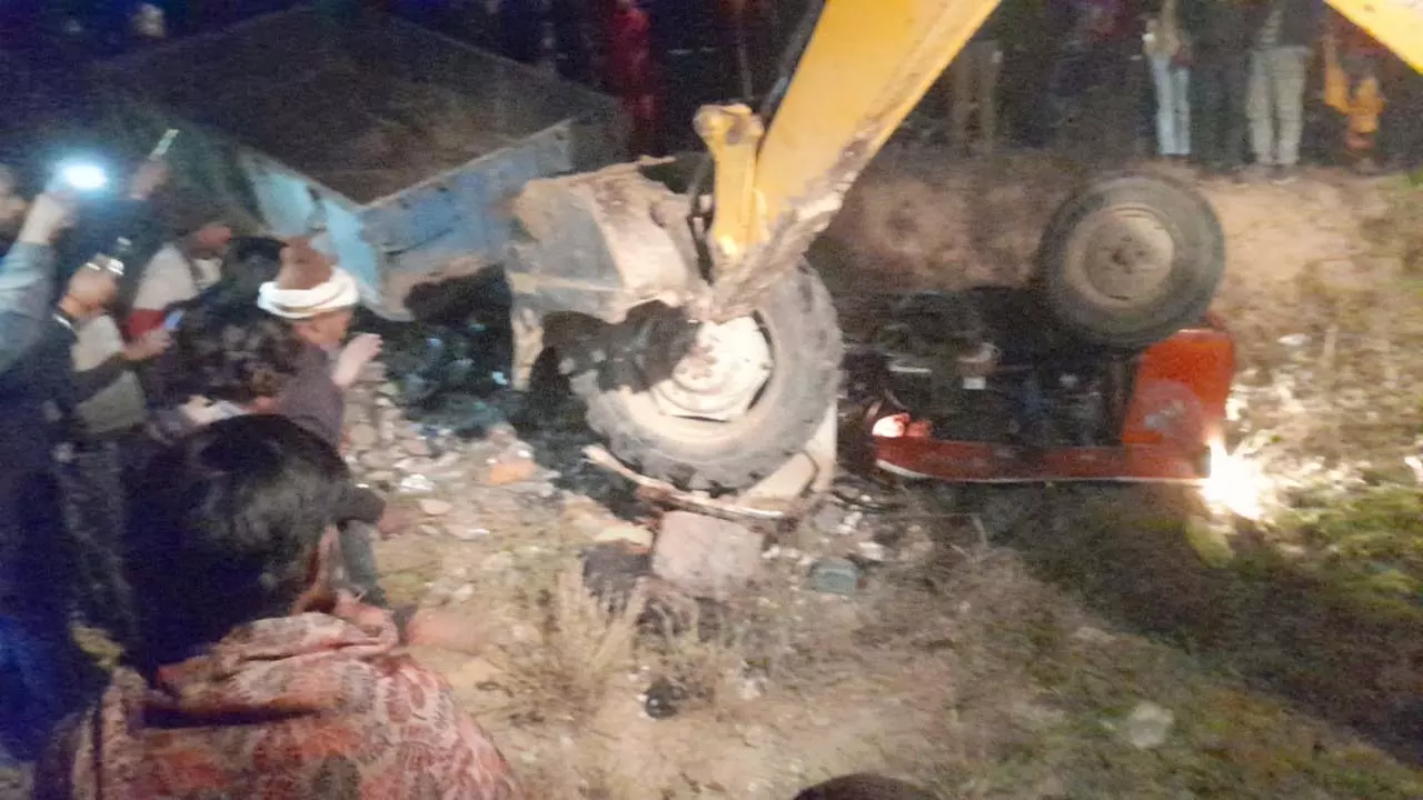 Laborer dies after tractor-trolley overturns, driver absconds