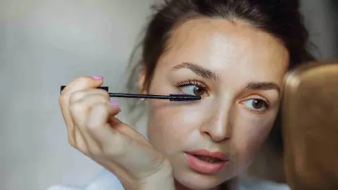 Mascara Tips: आंखो को खुबसुरत दिखाने के लिए इस तरह से लगाएं मस्करा Mascara Tips: आंखो को खुबसुरत दिखाने के लिए इस तरह से लगाएं मस्करा