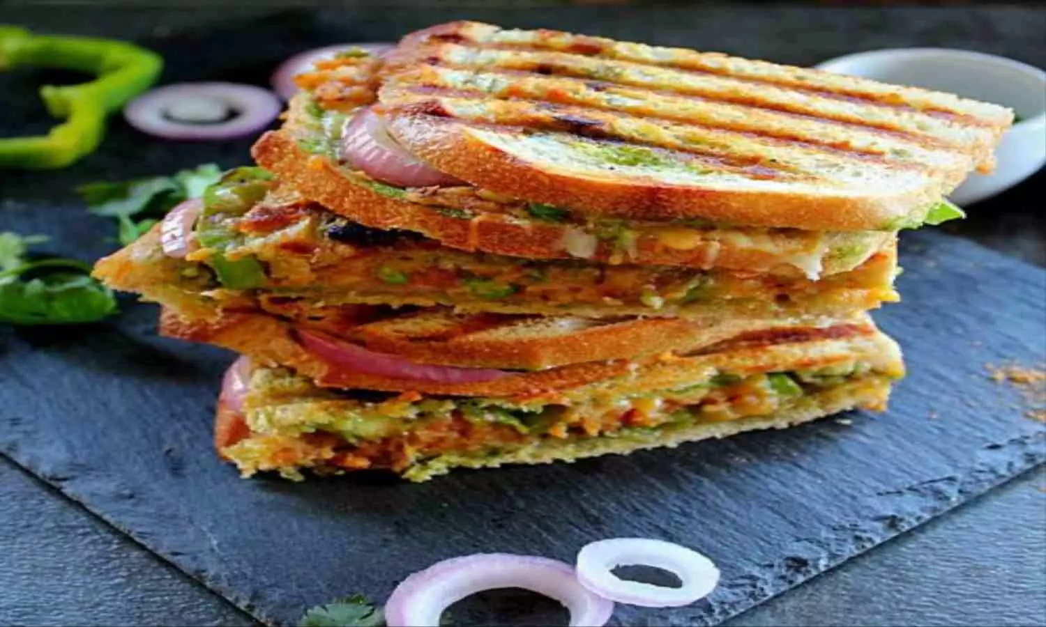 Grilled Sandwich Recipe: घर पर बनाएं कैफे वाला ग्रिल्ड सैंडविच, जानें इसे बनाने का एकदम सिंपल तरीका