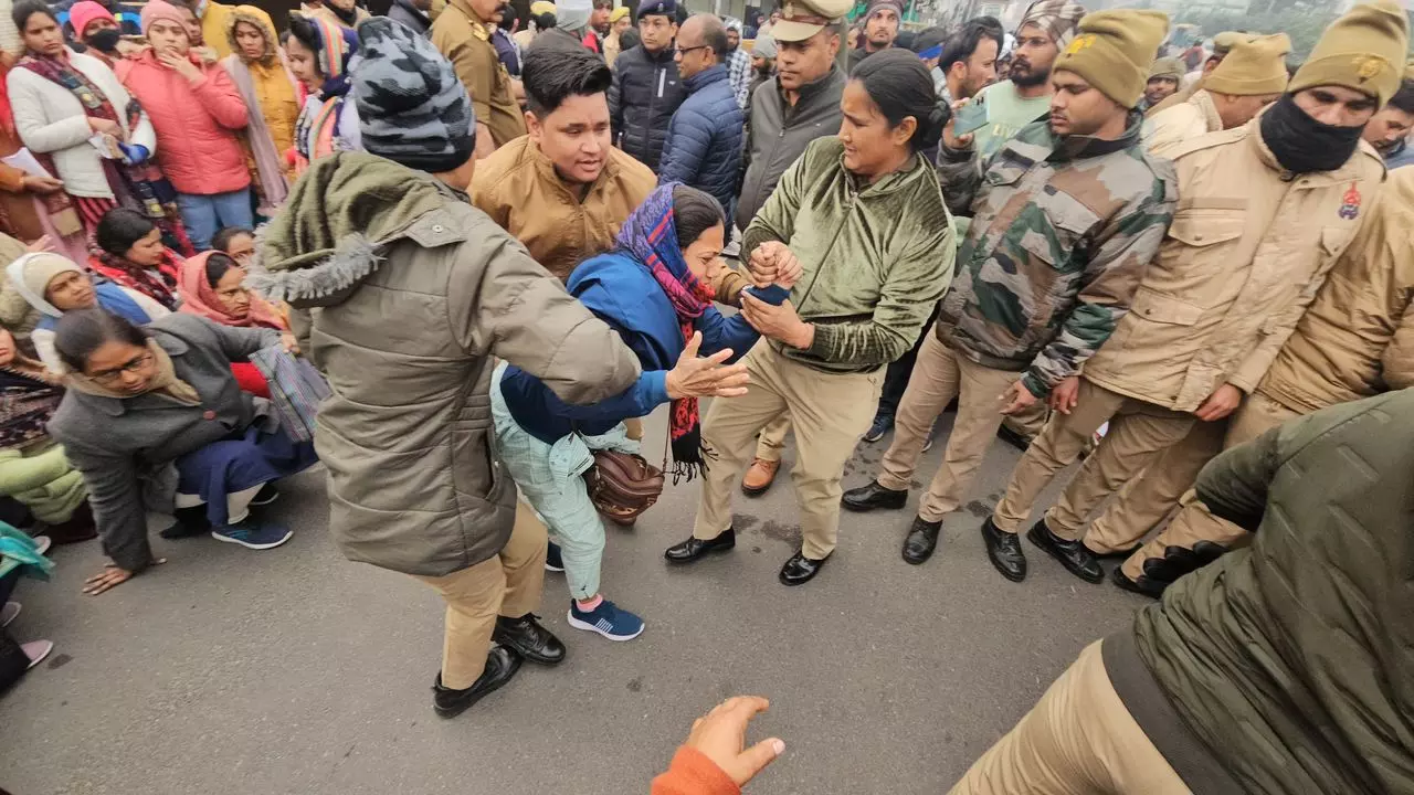 Lucknow News : 69000 शिक्षक भर्ती मामला: नियुक्ति की मांग को लेकर 6800 शिक्षक अभ्यर्थी ने मुख्यमंत्री आवास का किया घेराव 2 1654223 whatsappimage2024 01 13at102559am1
