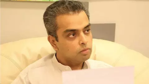 Milind Deora Resigns