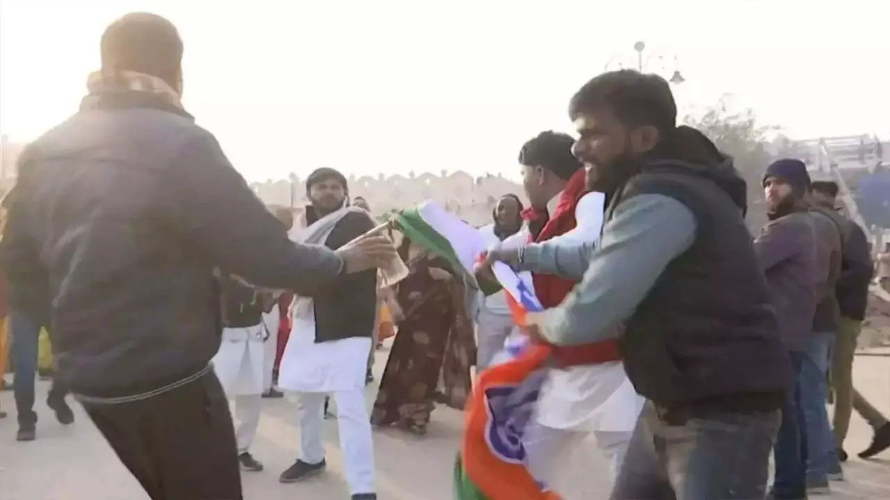 Congressmen reached Ayodhya, protested against the entry of Ram temple, people pushed, even snatched the party flag