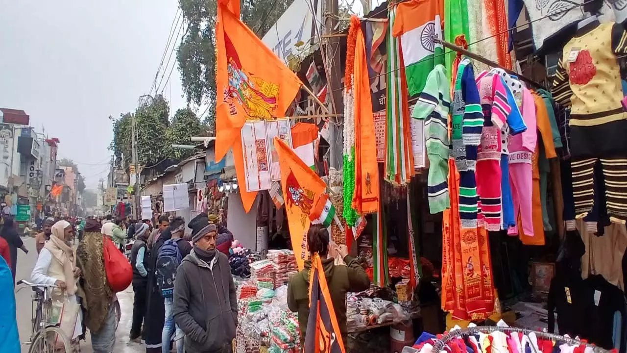 Bahraich: Demand for flags with picture of Lord Ram has increased, they are being sold in abundance in the market