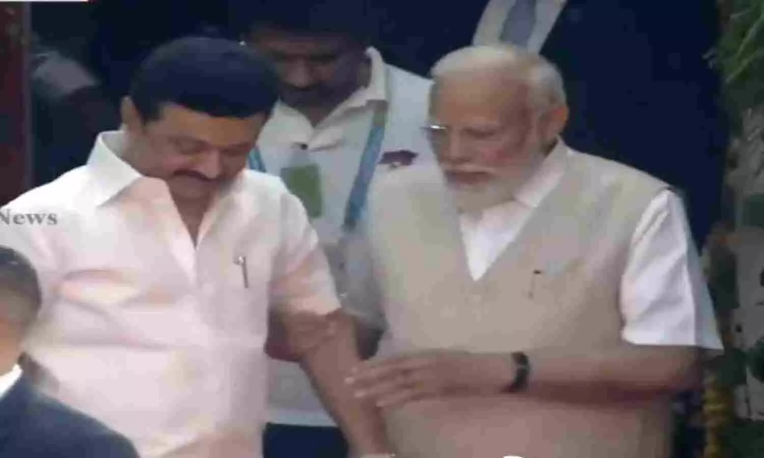 PM in Tamil Nadu: ‘जब लड़खड़ा रहे अपने कट्टर सियासी प्रतिद्वंदी को पीएम मोदी ने दिया सहारा’, वायरल हो रहा वीडियो