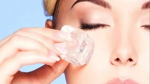 Ice Therapy: क्या चेहरे पर बर्फ लगाने से वाकई मिलती है ग्लोइंग स्किन, जानें पूरा सच