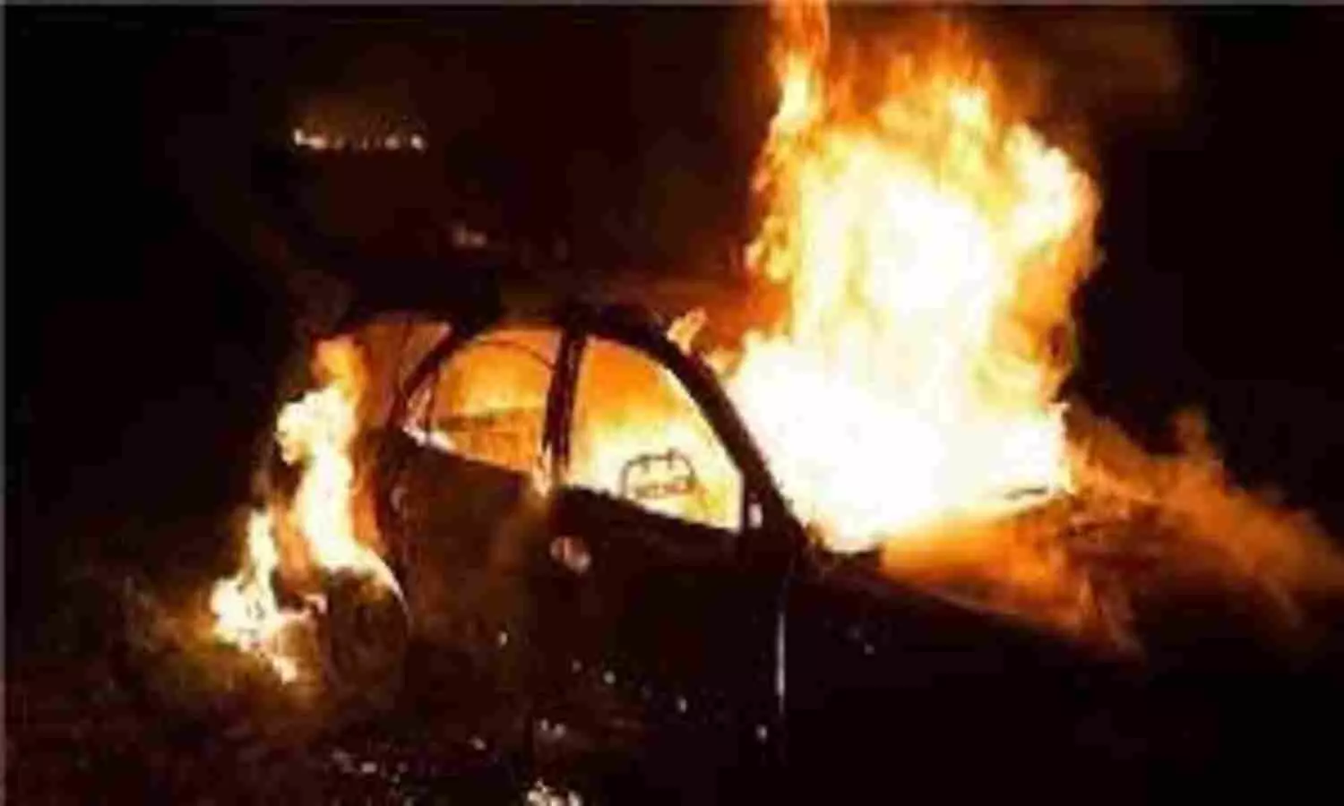 Noida Accident: नोएडा में दर्दनाक हादसा, डिवाइडर से टकरा कर कार में लगी भीषण आग, जिंदा जला ड्राइवर