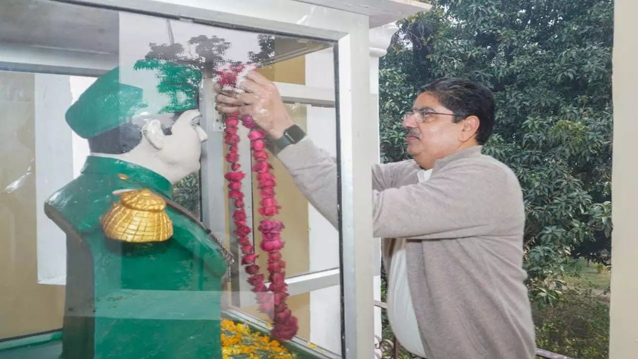 Lucknow University Vice Chancellor garlanded Netaji, birth anniversary celebrated in affiliated colleges also