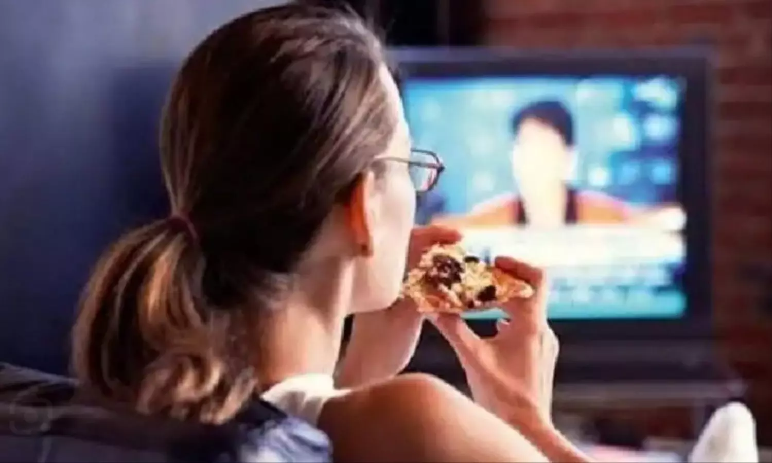 Television While Eating: अगर आप भी खाना खाते समय देखते हैं टीवी तो हो जाएं सावधान, सेहत के लिए है खतरे की घंटी