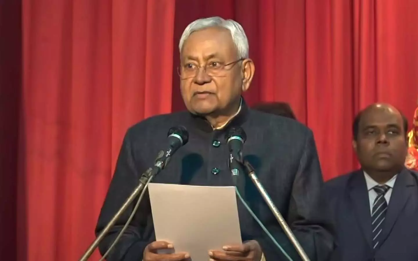 Nitish took oath as Chief Minister for the 9th time, Samrat Chaudhary and Vijay Sinha became Deputy CMs.