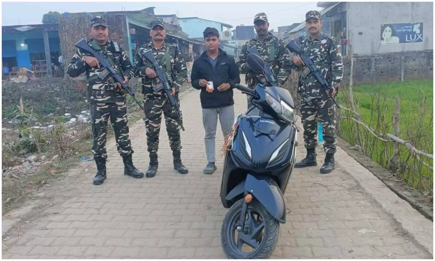 Siddharthanagar News: अवैध तरीके से नेपाल ले जा रहे सोने के आभूषण एसएसबी ने पकड़ा, युवक से पूछताछ जारी
