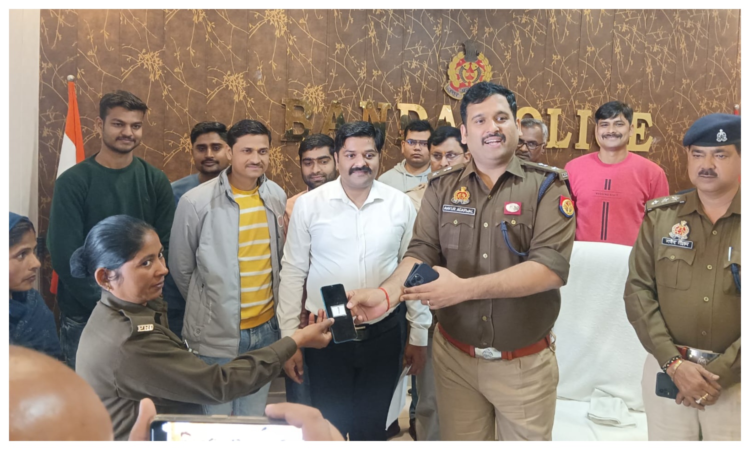 बांदा पुलिस ने किया मोबाइल चोर गैंग का पर्दाफाश, बरामद किए 25 लाख रुपये के 125 स्मार्टफोन
