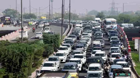 Heavy traffic jam in Delhi Heavy traffic jam in Delhi