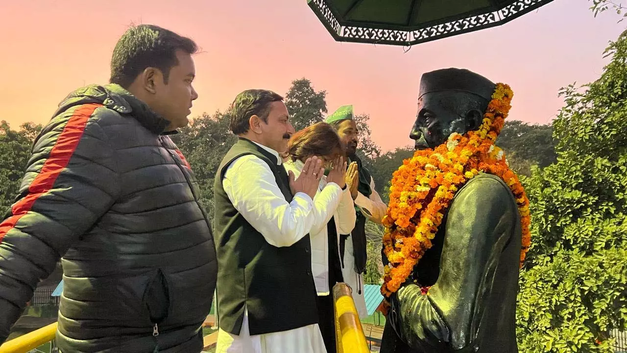 When former Prime Minister late Chaudhary Charan Singh received the Bharat Ratna, Lok Dal officials garlanded the statue and distributed jaggery