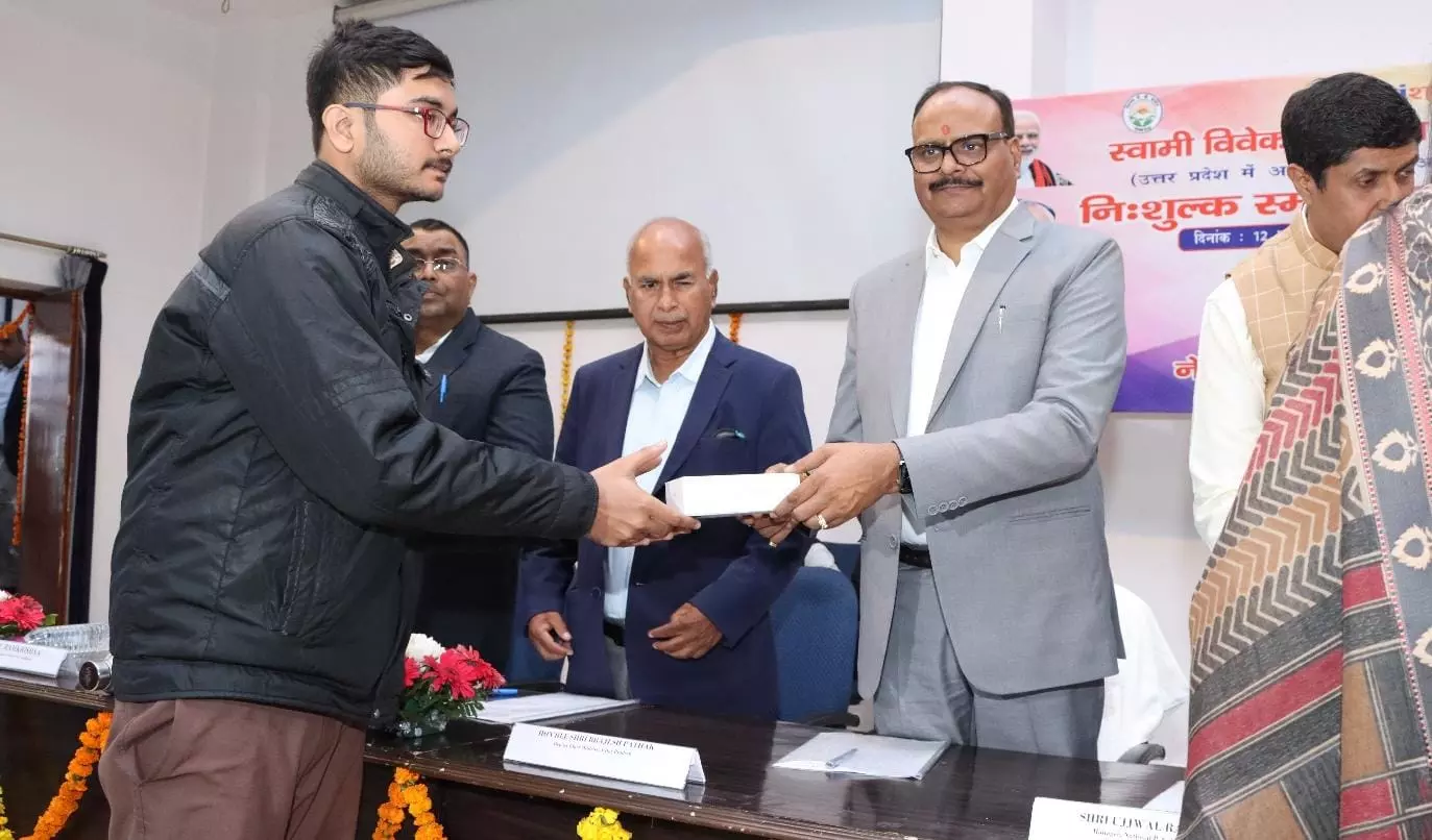 Deputy Chief Minister Brijesh Pathak gave smartphones to 1440 students - said - Students should connect with technology through smartphones