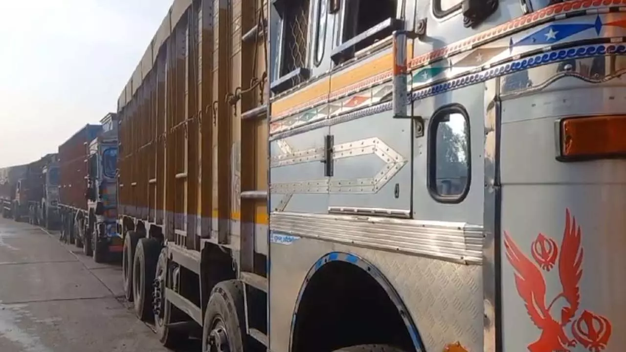 Truck caught for second time without permit-fake permit transportation, FIR against driver and mining businessman of Mirzapur