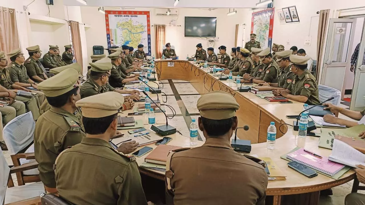 ADG Varanasi held a meeting with officers in view of Lok Sabha elections, gave instructions to effectively stop black money circulation and drug trafficking