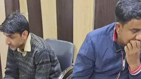 Anti-corruption team arrested two bribe takers in Meerut in exchange for reducing house tax