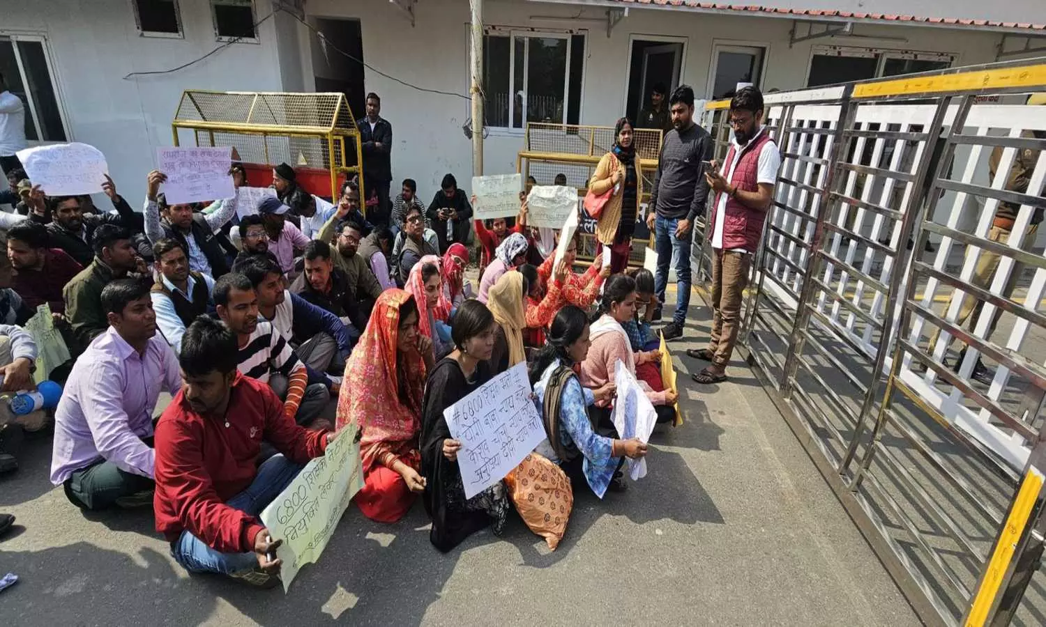 Lucknow News : 69000 शिक्षक भर्ती मामले में अभ्यर्थियों ने उप मुख्यमंत्री आवास का किया घेराव, की नियुक्ति की मांग 2 1677476 lucknow news114
