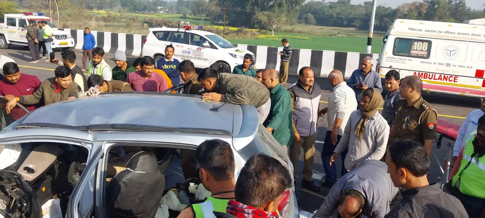 UP News: पूर्वांचल एक्सप्रेस पर डिवाइडर से टकराई कार, पति-पत्नी समेत तीन की मौत