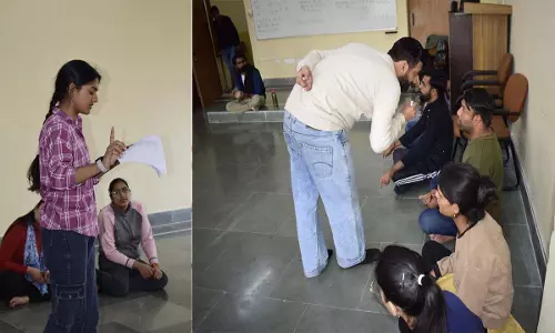 Actor Ravi Karnawal said in the ongoing workshop on film making that an actor expresses emotions according to the script