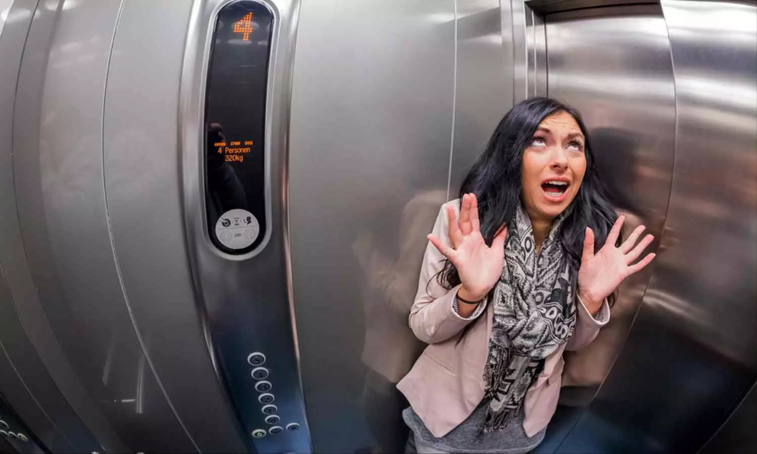 Stuck In Lift: अगर लिफ्ट में फंस जाए तो ना हों पैनिक, करें ये 5 काम