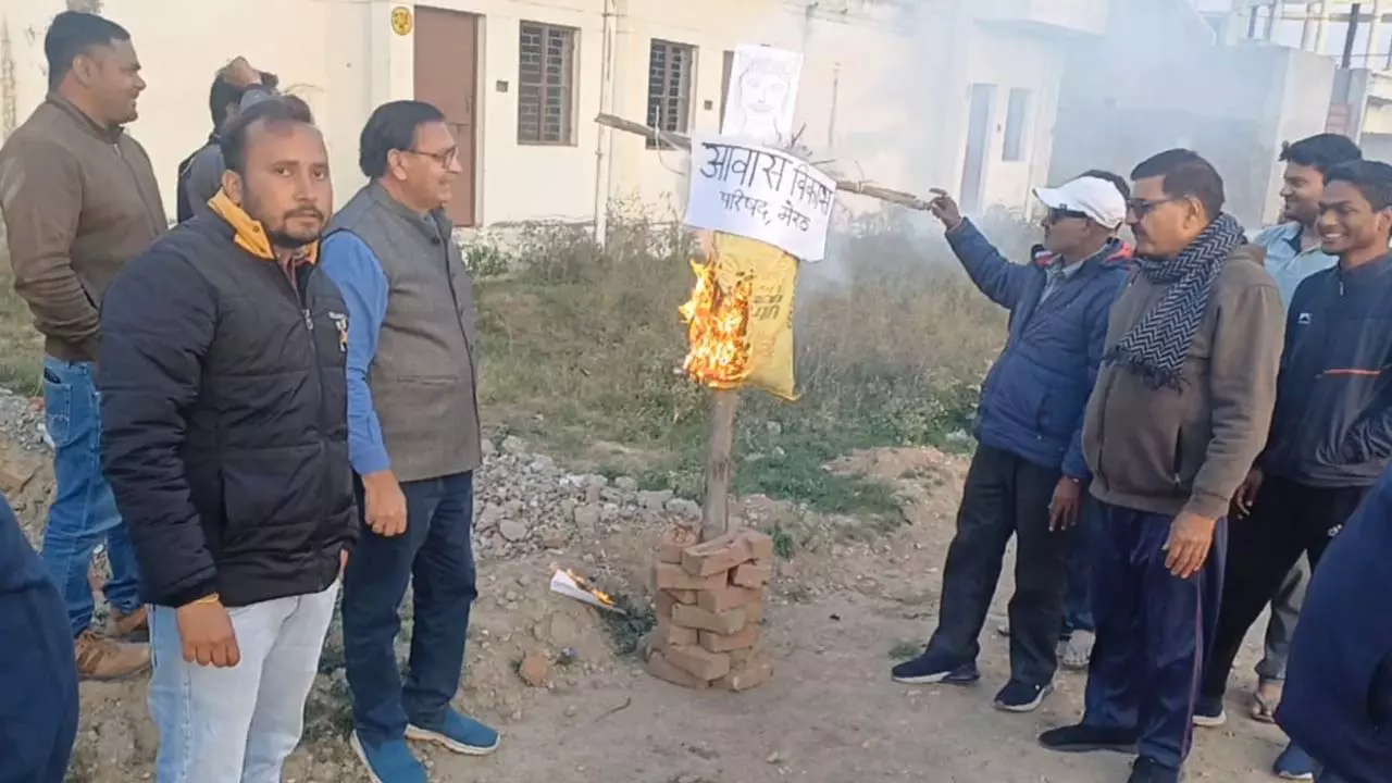 Due to lack of basic facilities in Meerut, allottees burnt the effigy of housing development
