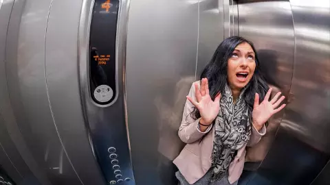 Stuck In Lift: अगर लिफ्ट में फंस जाए तो ना हों पैनिक, करें ये 5 काम
