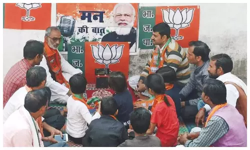 प्रधानमंत्री नरेंद्र मोदी के मन की बात के 110वें एपिसोड को सुनने के लिए भाजपाइयों का बूथों में जमावड़ा रहा।