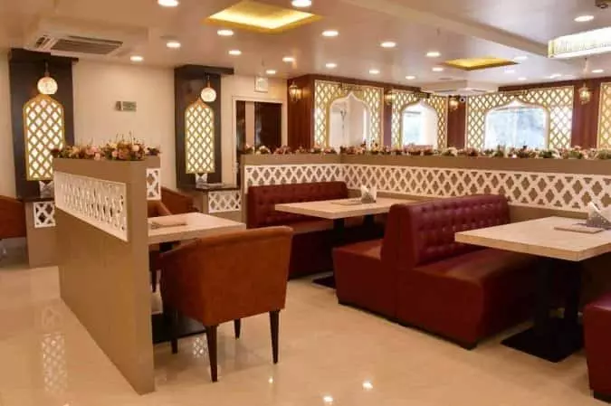 Lucknow Restaurant: लखनऊ में इंडो अरेबियन खाने का यहां उठाए लुत्फ, ये नया आउटलेट है बहुत अलग